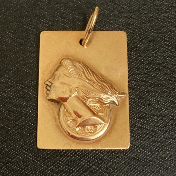 RESERVED Finely detailed Fortuna pendant in 10K solid gold - Picture 1 of 5
